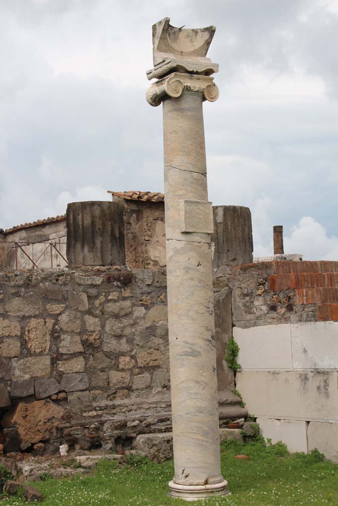 VII.7.32 Pompeii. April 2014. Sundial on west side of steps to podium. 
Photo courtesy of Klaus Heese.
