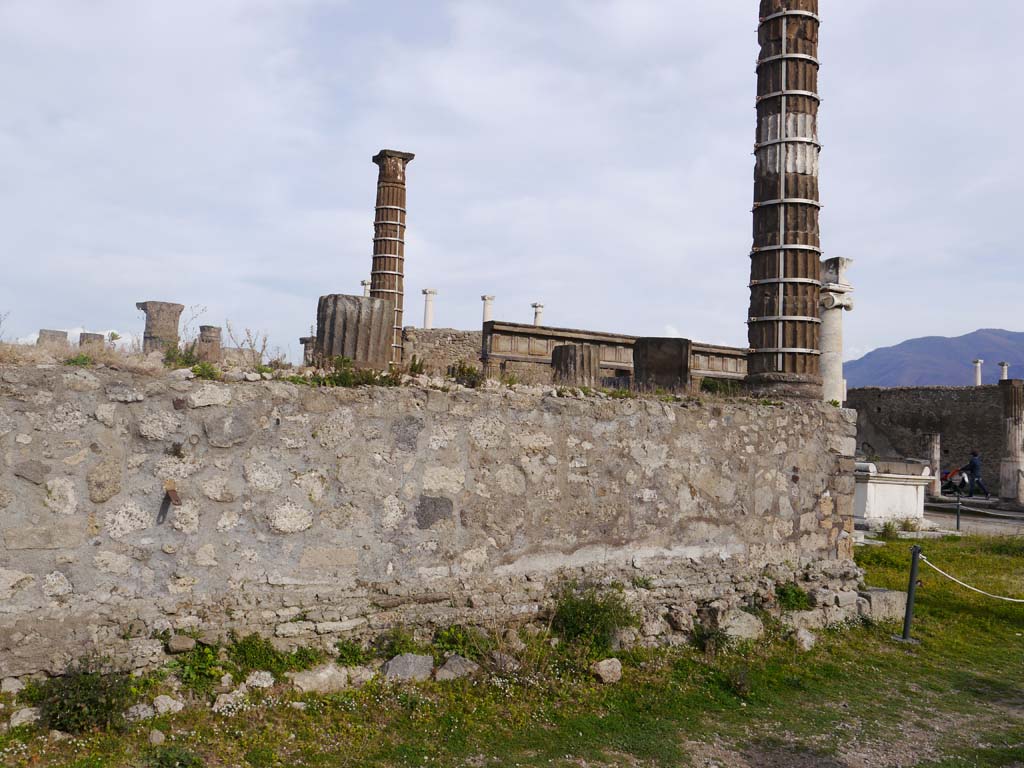 VII.7.32, Pompeii. March 2019. Looking south along west wall of podium. 
Foto Anne Kleineberg, ERC Grant 681269 DÉCOR.
