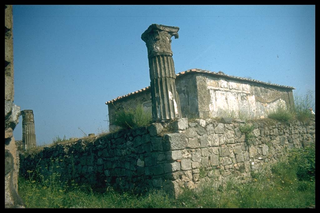 VII.7.32 Pompeii. North-west corner of podium and cella.
Photographed 1970-79 by Günther Einhorn, picture courtesy of his son Ralf Einhorn.
