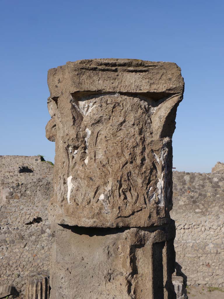 VII.7.32, Pompeii. September 2018. Detail of capital on podium.
Foto Anne Kleineberg, ERC Grant 681269 DÉCOR.

