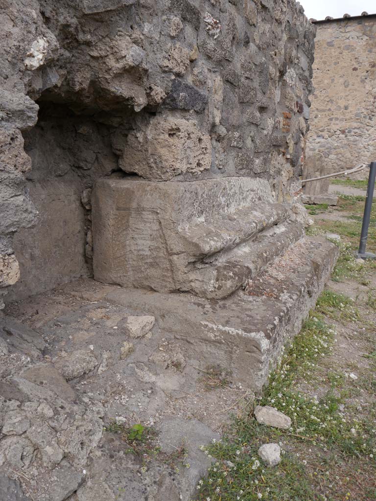 VII.7.32, Pompeii. September 2018. Looking north along east side of podium base.
Foto Anne Kleineberg, ERC Grant 681269 DÉCOR.
