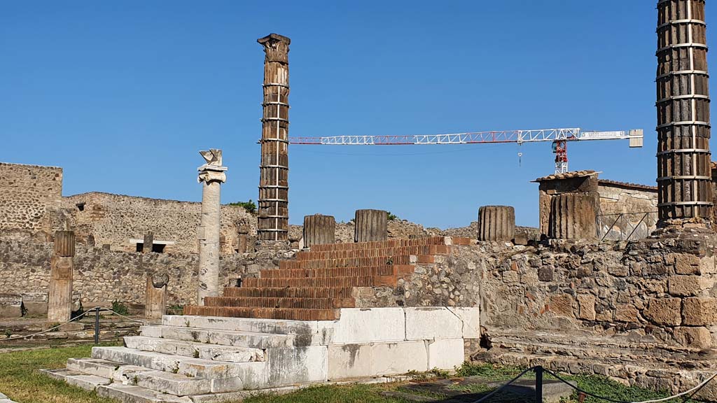 VII.7.32 Pompeii. July 2021. Looking towards steps to podium and cella, from east side.
Foto Annette Haug, ERC Grant 681269 DÉCOR.
