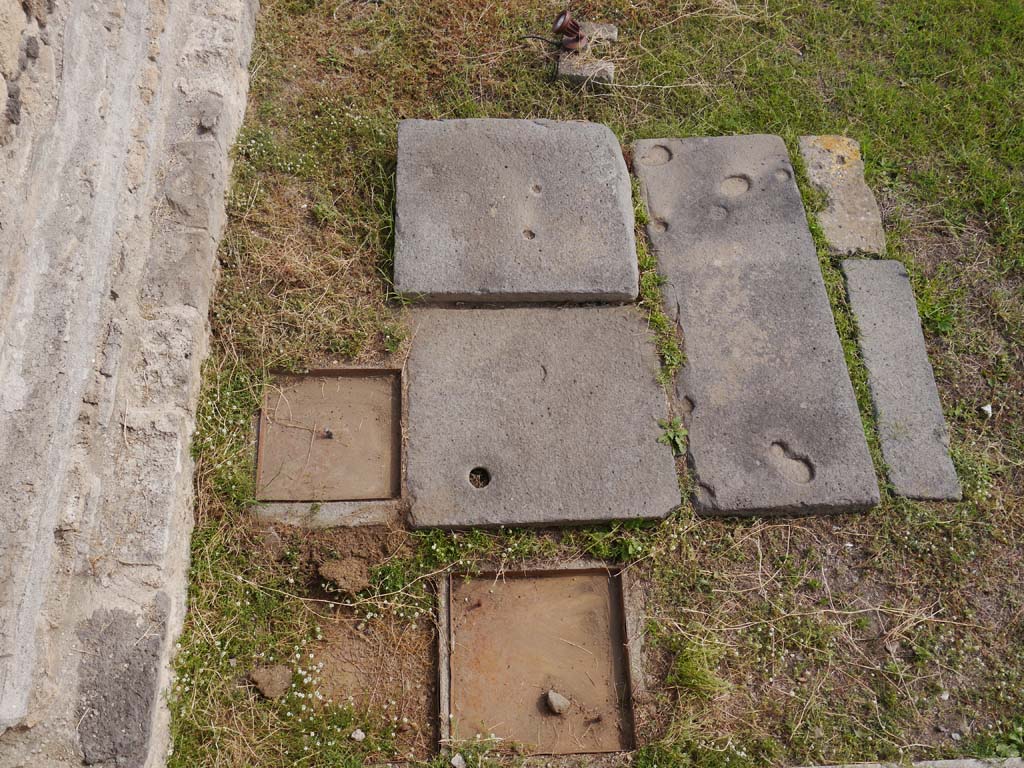 VII.7.32, Pompeii. September 2018. Looking east from podium in south-east corner on east side of steps.
Foto Anne Kleineberg, ERC Grant 681269 DÉCOR.
