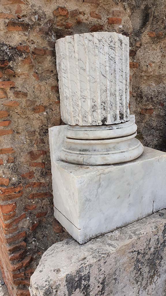 VII.8 Pompeii Forum. March 2014. 
Marble base and column on north-east corner of Arch of Tiberius.
Foto Annette Haug, ERC Grant 681269 DÉCOR.

