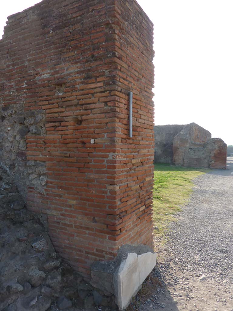 VII.9.3 Pompeii. October 2014. Masonry pilaster at north end, looking south on east side of Forum.
Foto Annette Haug, ERC Grant 681269 DÉCOR
