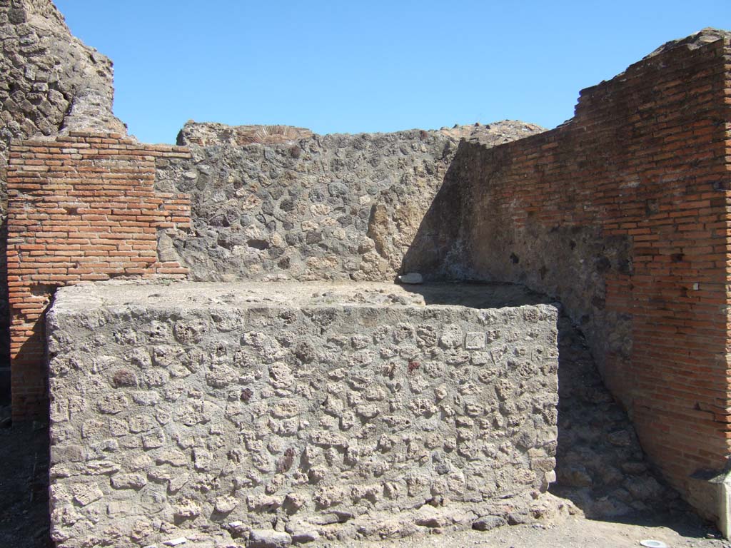 VII.9.3 Pompeii. September 2005. Podium between VII.9.4 and VII.9.3 facing the Forum.