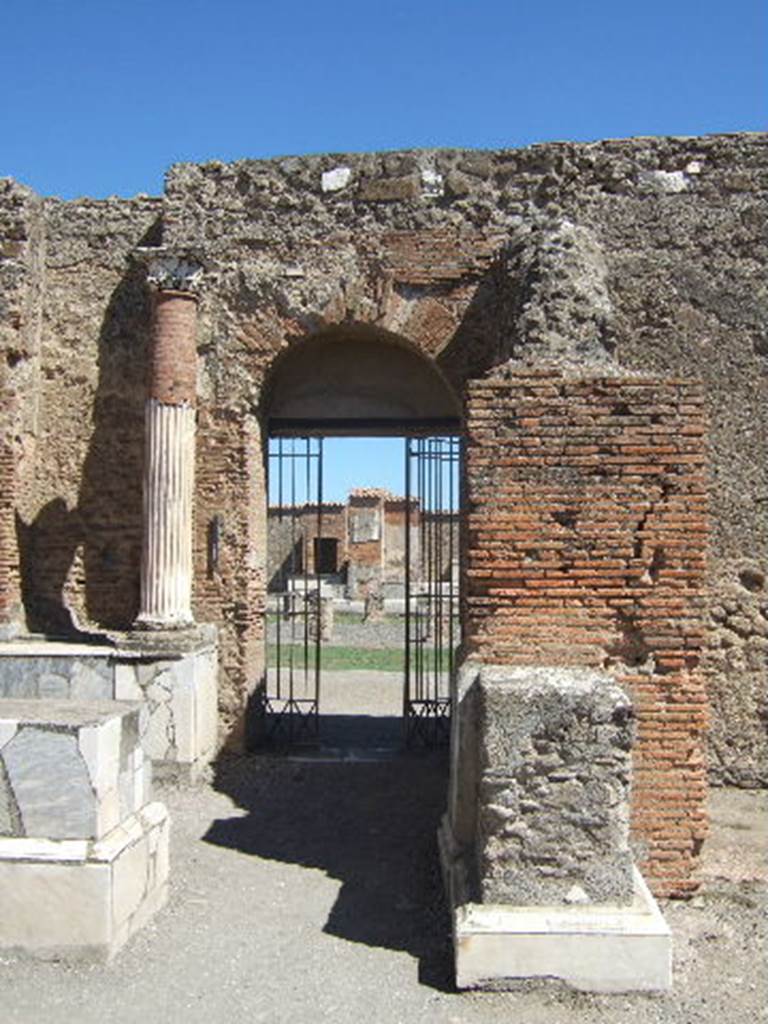 VII.9.7 Pompeii. September 2005. Entrance to Macellum.