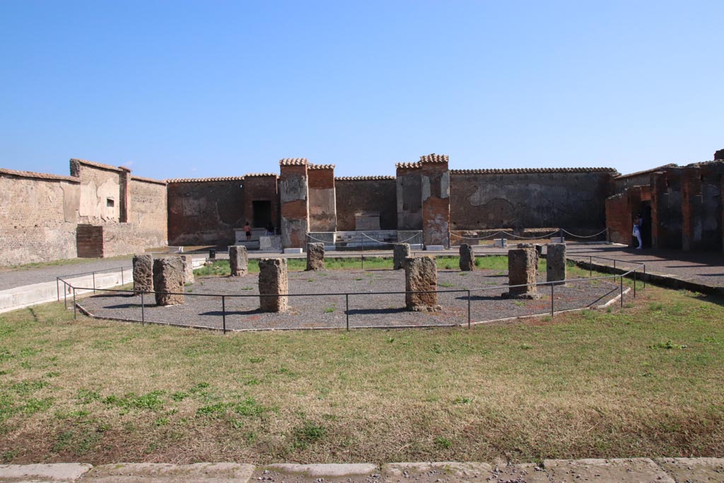 VII.9.7/8 Pompeii. October 2022. Looking east from entrance doorways. Photo courtesy of Klaus Heese. 

