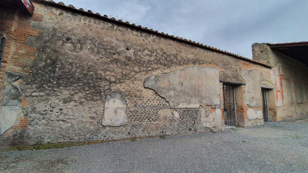 VII.9.7/8 Pompeii. August 2021. Looking towards west wall in south-west corner, with entrance doorways, on right. 
Foto Annette Haug, ERC Grant 681269 DÉCOR.

