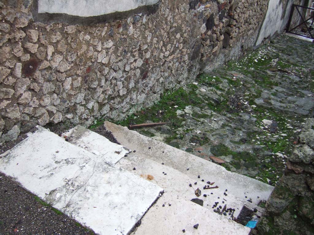 VII.9.67 Pompeii. December 2005. Looking down the stairs in Eumachia’s building