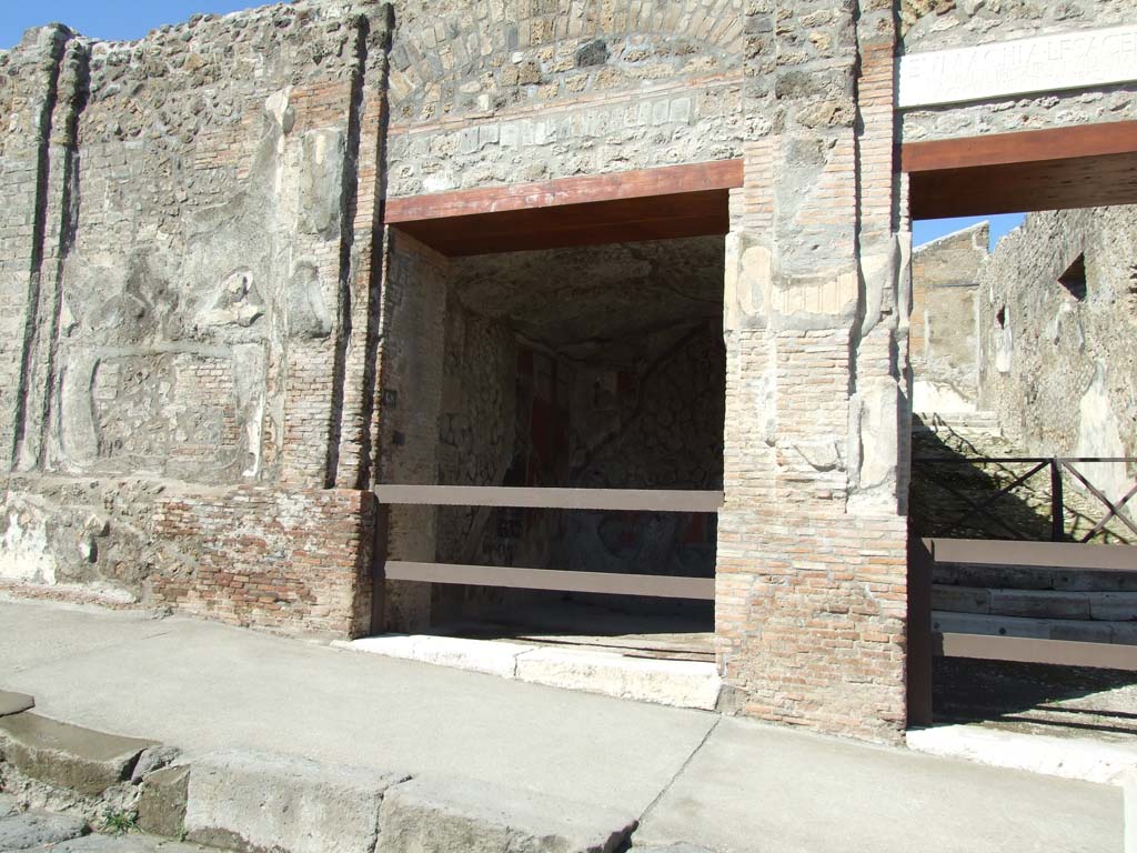 VII.9.68 Pompeii. March 2009. Entrance on Via dell’Abbondanza, with entrance at VII.9.67 on the right side.