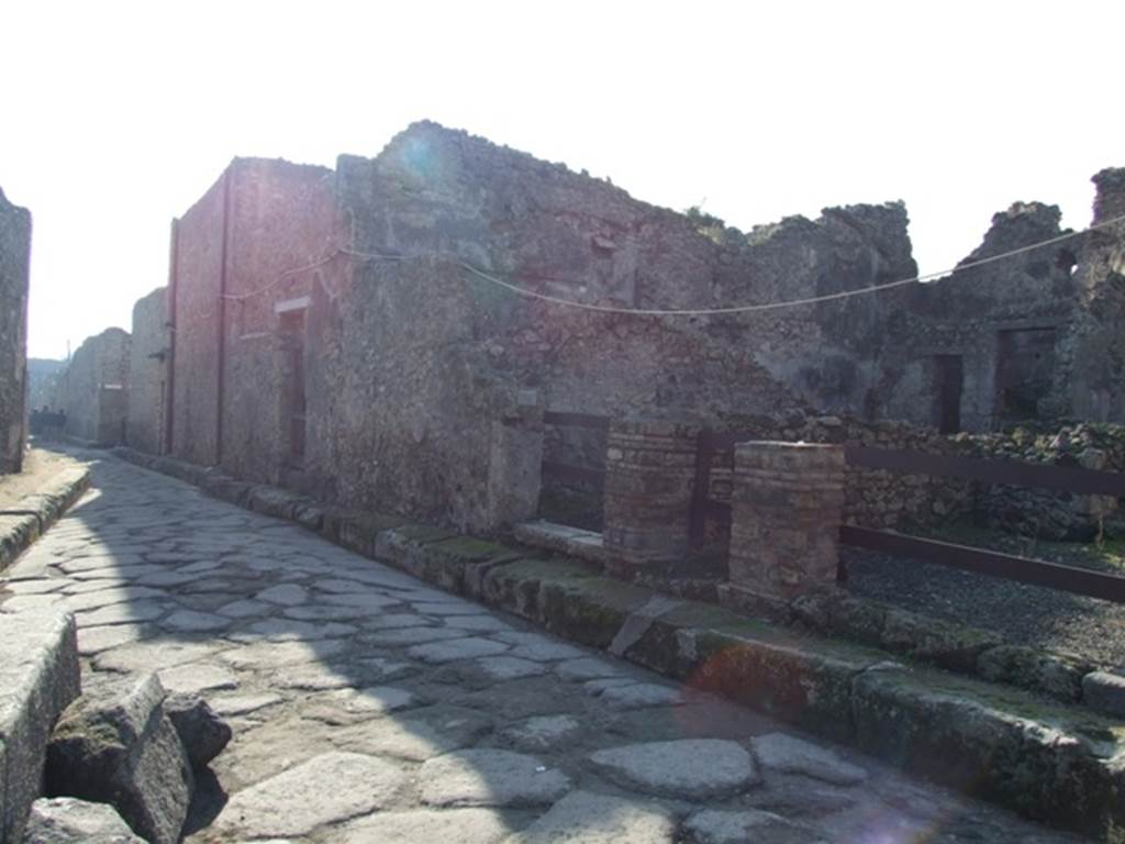 Looking south along Vico della Maschera.  December 2007.  From left to right are VII.10.13, VII.10.12, VII.10.11 and VII.10.10.