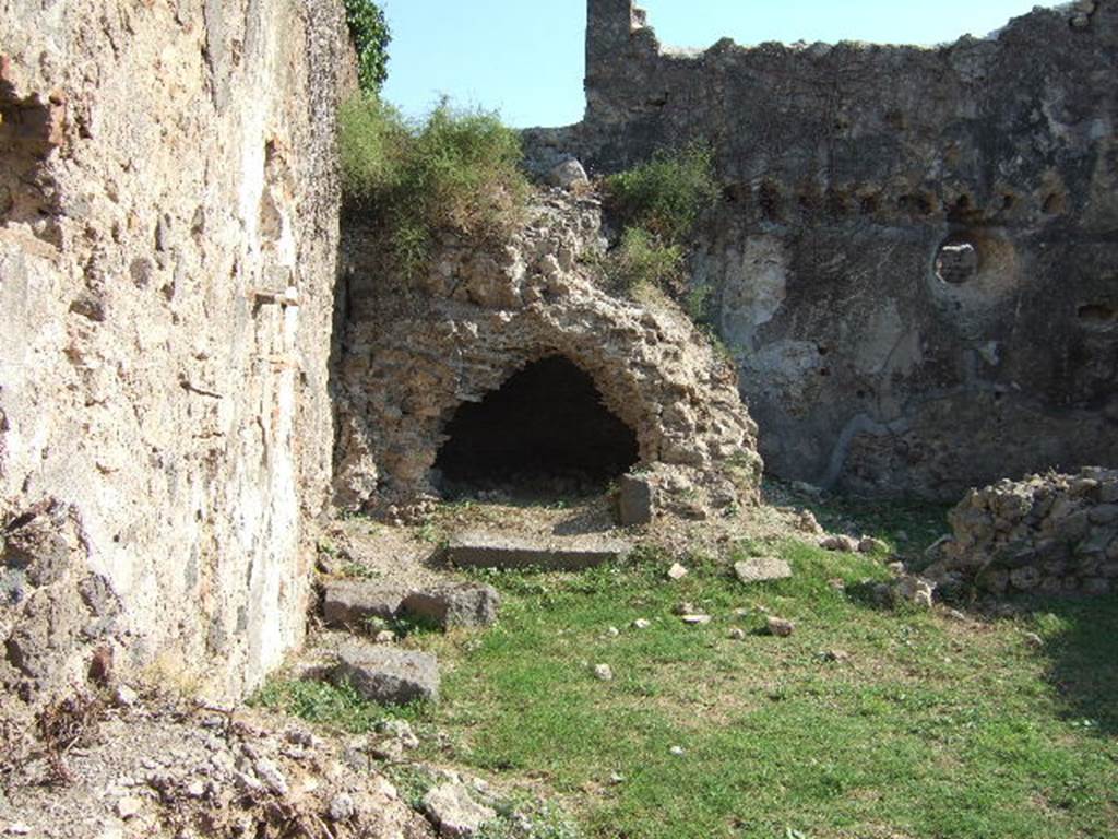 VII.12.13 Pompeii. September 2005. Oven in south-east corner. According to Fiorelli, also found was a cupboard for the bread, and an enclosure that seemed to have been used as a stable.
See Pappalardo, U., 2001. La Descrizione di Pompei per Giuseppe Fiorelli (1875). Napoli: Massa Editore. (p.111)
According to Garcia y Garcia, on display in the antiquarium prior to the 1943 bombing was the skeleton of a rabbit which had been found near the oven in VII.12.13.
See Garcia y Garcia, L., 2006. Danni di guerra a Pompei. Rome: LErma di Bretschneider. (p.195)
