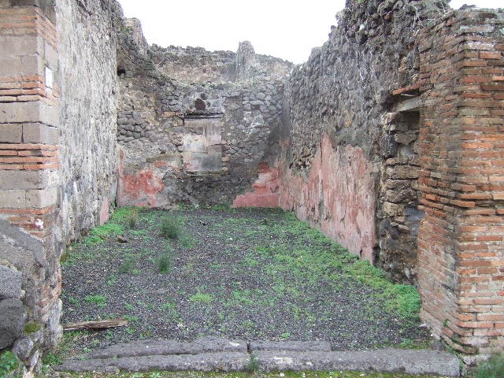 VII.12.27 Pompeii. December 2005. Entrance with door to fauces of VII.12.26 on right and window in rear wall overlooking small garden of VII.12.26.