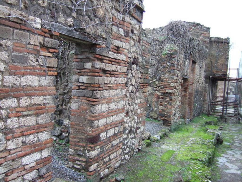 VII.12.33 Pompeii, on left, and VII.12.32, on right. December 2005. Looking east across entrance doorways.