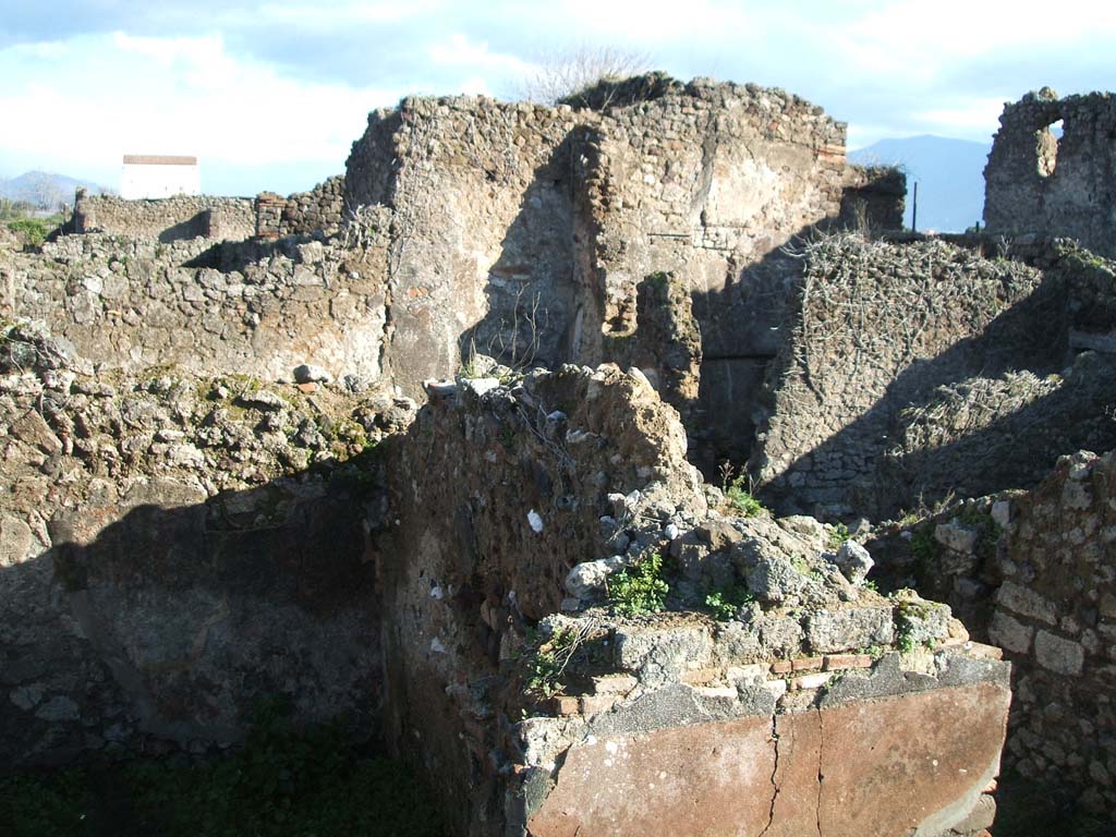 VII.12.35 Pompeii. December 2004. Looking east towards two cubicula, and across top in direction of VII.12.28. 
