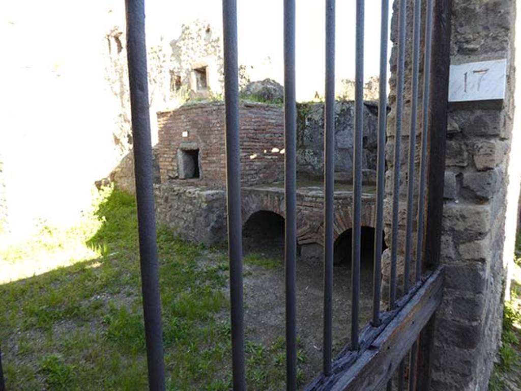 VII.14.19 Pompeii. April 2016.
Looking south through kitchen entrance on Vicolo della Maschera.
Note different number now on entrance doorway.
Photo courtesy of Michael Binns.