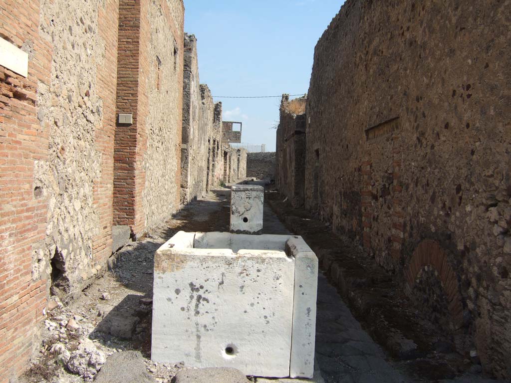 VII.15.1 Pompeii. September 2005.                       Fountain in Vicolo del Gallo.                              VII.7.13 on right.      