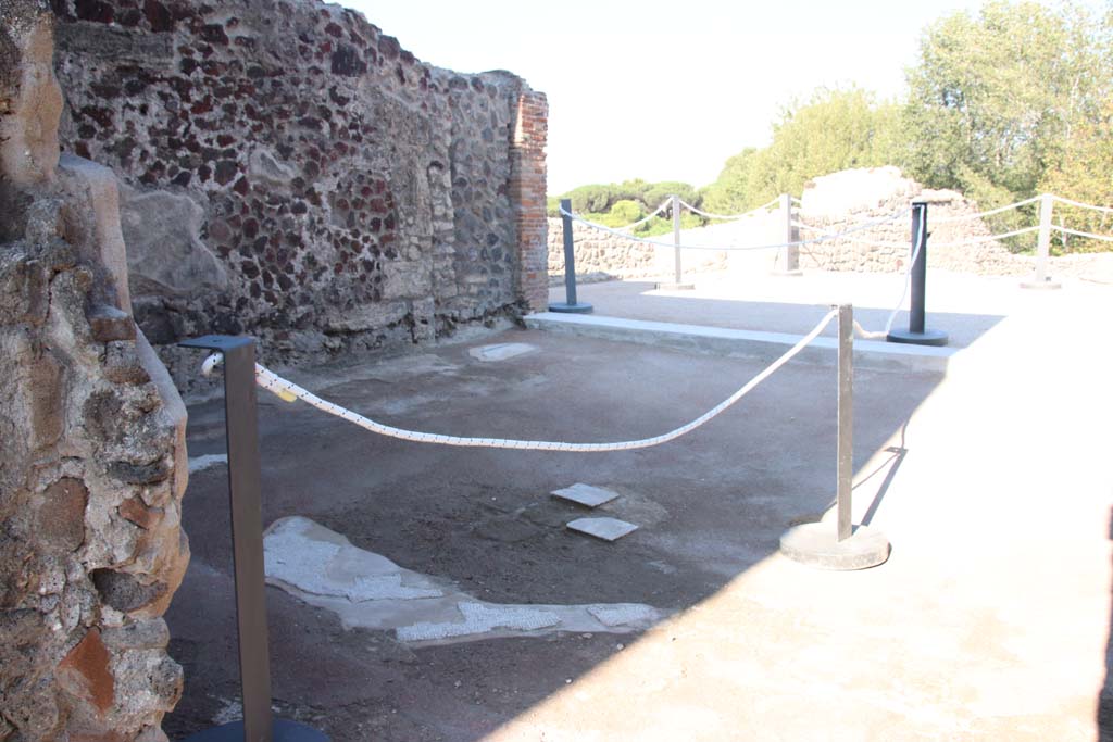 VII.15.2 Pompeii. September 2017. Looking north across room on west side of tablinum. Photo courtesy of Klaus Heese.