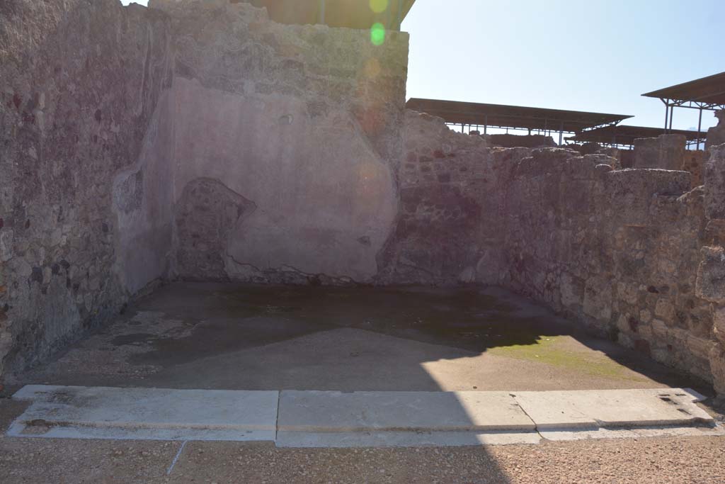 VII.15.2 Pompeii. October 2019. Looking from south portico, into dining room on east side of tablinum.
Foto Annette Haug, ERC Grant 681269 DÉCOR.
