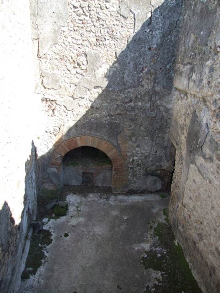 VII.15.2 Pompeii.  March 2009. Rooms above the granary VII.15.16.  South room.  Looking over rear wall to granary oven below.