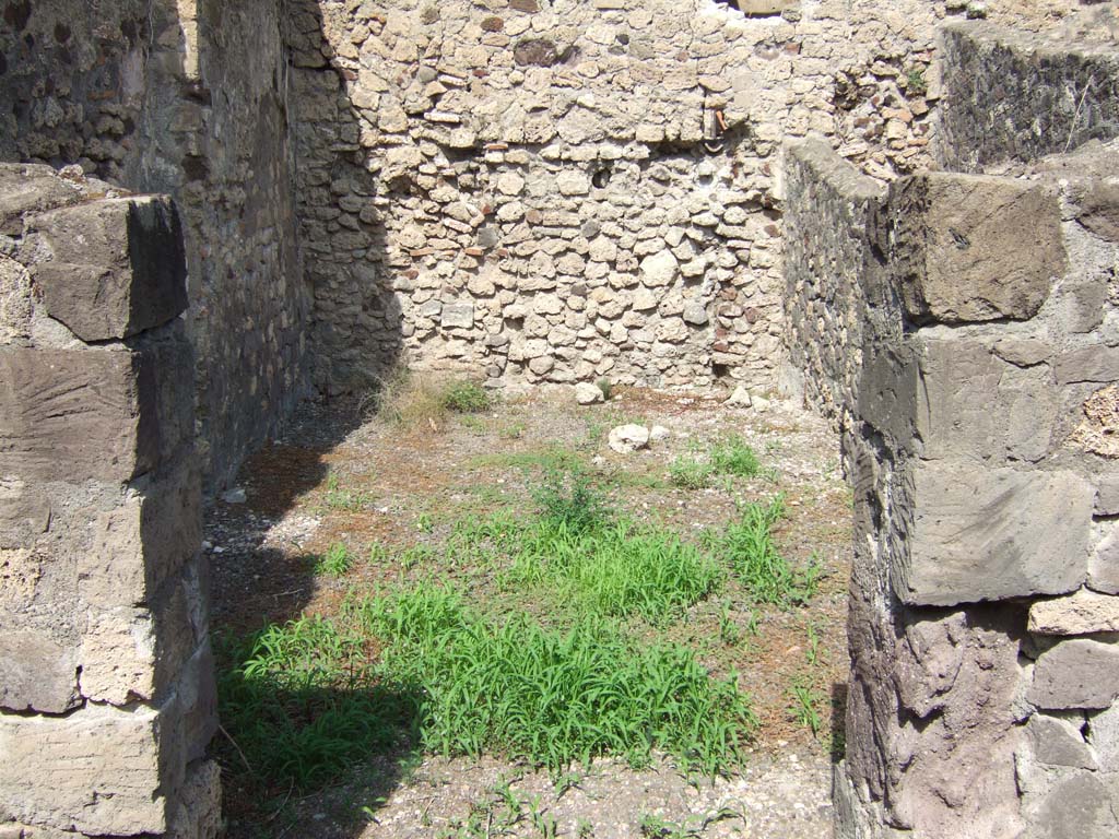 VII.15.4 Pompeii. September 2005. Looking east.