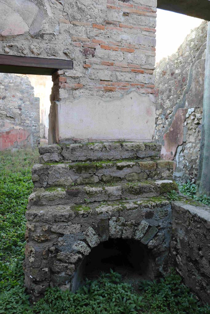 VII.15.5 Pompeii. December 2018. 
Looking north towards display shelving at end of counter, with recess below.
Photo courtesy of Aude Durand.
