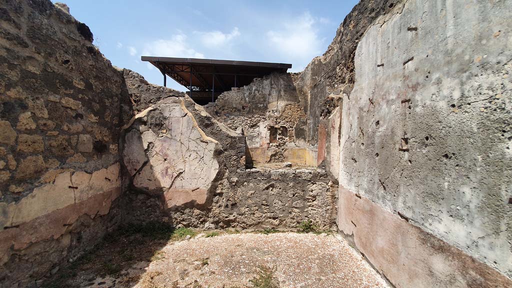 VII.15.5 Pompeii. August 2021. North wall with window overlooking garden area.
Foto Annette Haug, ERC Grant 681269 DÉCOR.

