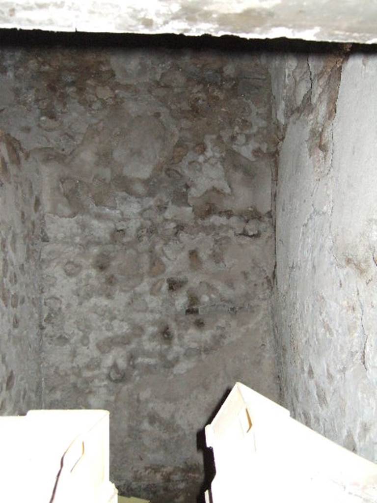 VII.15.16 Pompeii. May 2006. Granary, Small room Q behind oven in north-east corner.  