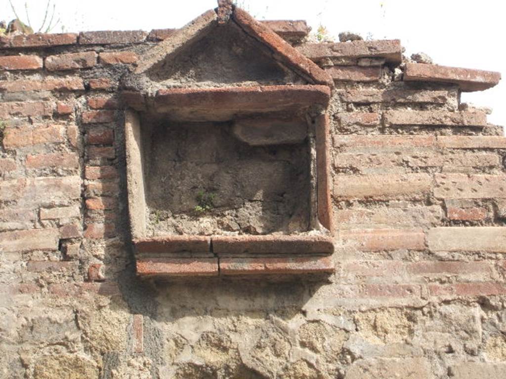 Between VII.16.6 and VII.16.7, Pompeii. May 2005. Niche on exterior walls between both entrances.