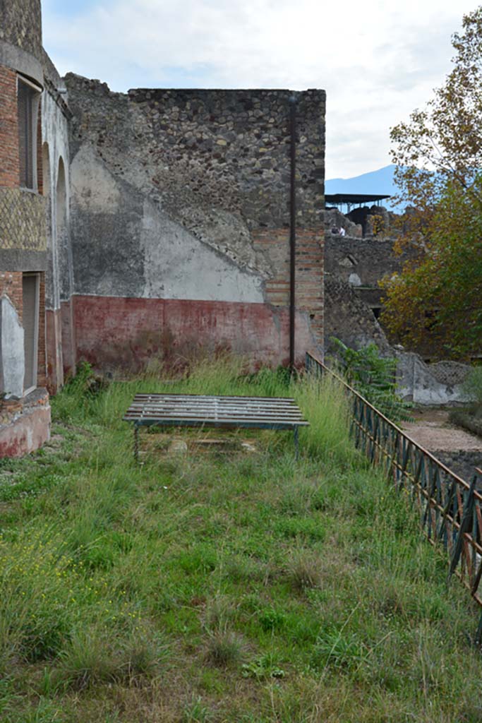 VII.16.22 Pompeii. October 2018. 
Oecus 48, looking south through window towards small marble pool.
Foto Annette Haug, ERC Grant 681269 DCOR.
