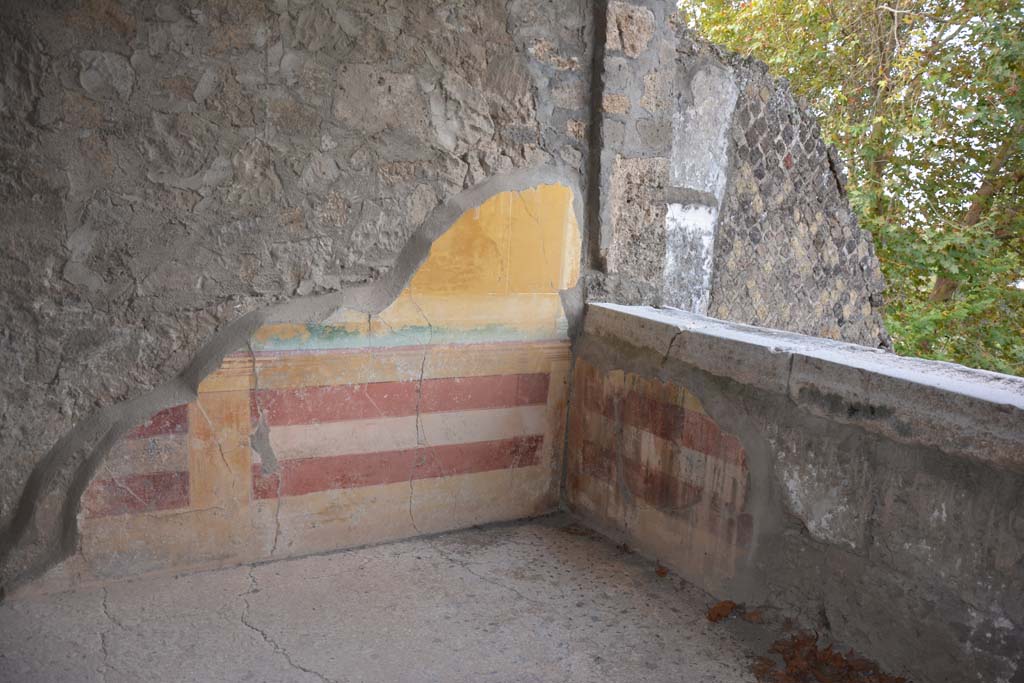 VII.16.22 Pompeii. October 2018. Room 74, painted decoration on south wall in south-west corner, with window overlooking garden.
Foto Annette Haug, ERC Grant 681269 DCOR.
