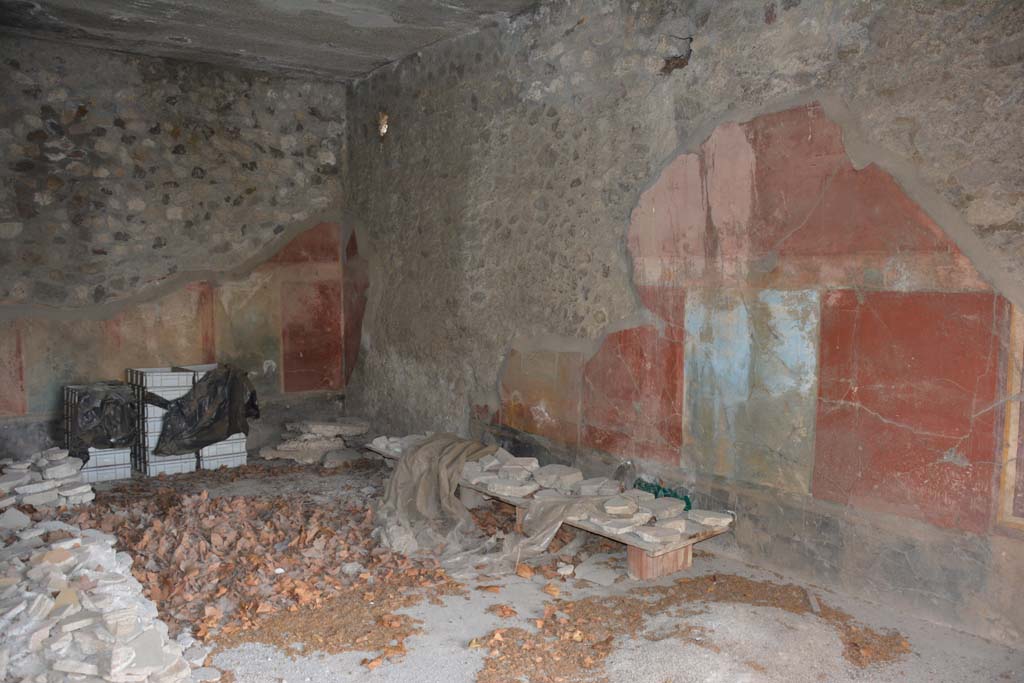 VII.16.17-22 Pompeii. October 2018. Triclinium 16, looking towards east wall, south-east corner and south wall.
Foto Annette Haug, ERC Grant 681269 DCOR.
