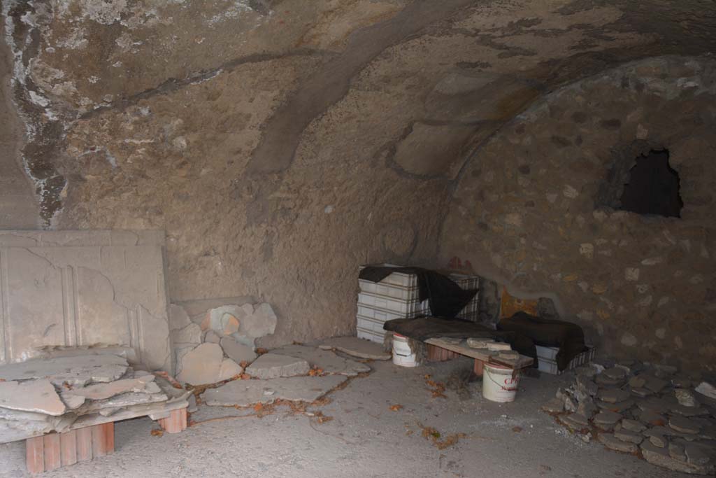 VII.16.17-22 Pompeii. October 2018. 
Room 15, with large barrel-vaulted ceiling, looking towards north wall, north-east corner and east wall. 
On the east wall at the north end, the painted zoccolo can be seen, painted with fake marble punctuated with yellow and black panels.
Foto Annette Haug, ERC Grant 681269 DCOR.
