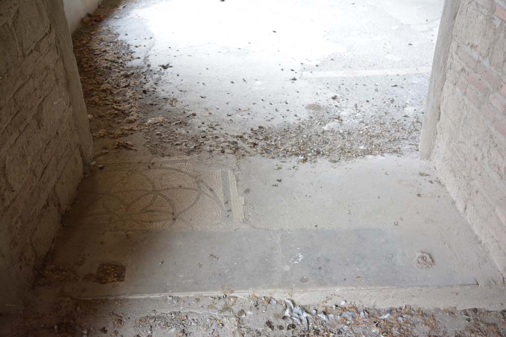 VII.16.17-22 Pompeii. October 2018. Triclinium 25, threshold of doorway, looking north.
Foto Annette Haug, ERC Grant 681269 DCOR

