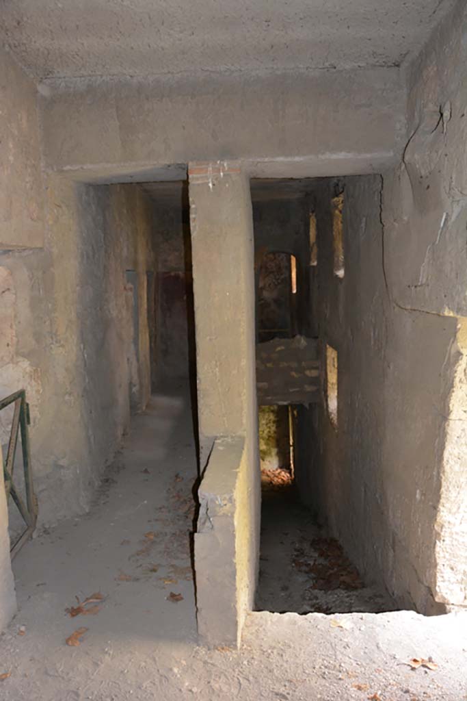 VII.16.17-22 Pompeii. October 2018. Corridor 27, looking south.
Foto Annette Haug, ERC Grant 681269 DCOR.
