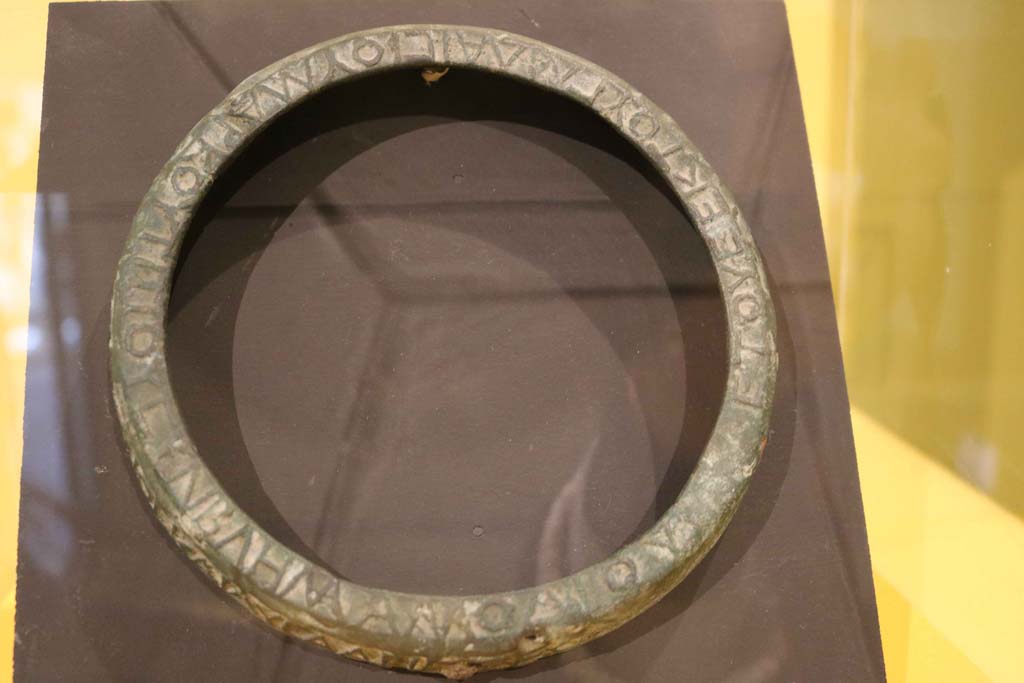 VII.16.17-22, Pompeii. December 2018. Upper part of a bronze modus, a tool used to measure wheat, with a Greek inscription:
 “Sixth year, in the month of Daisios (May), sample of the modus of Marcus Titius”, 
and “While Marcus Antonius Thedionus and Lisa Aristeo were agoranomoi.”
Parco Archeologico di Pompei, inventory number 13601. Photo courtesy of Aude Durand.
