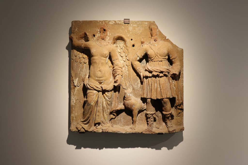 VIII.1.4 Pompeii Antiquarium. February 2021. Terracotta plaque found in VI.17.42, of a floral frieze with gods and cupids.
Photo courtesy of Fabien Bièvre-Perrin (CC BY-NC-SA).
