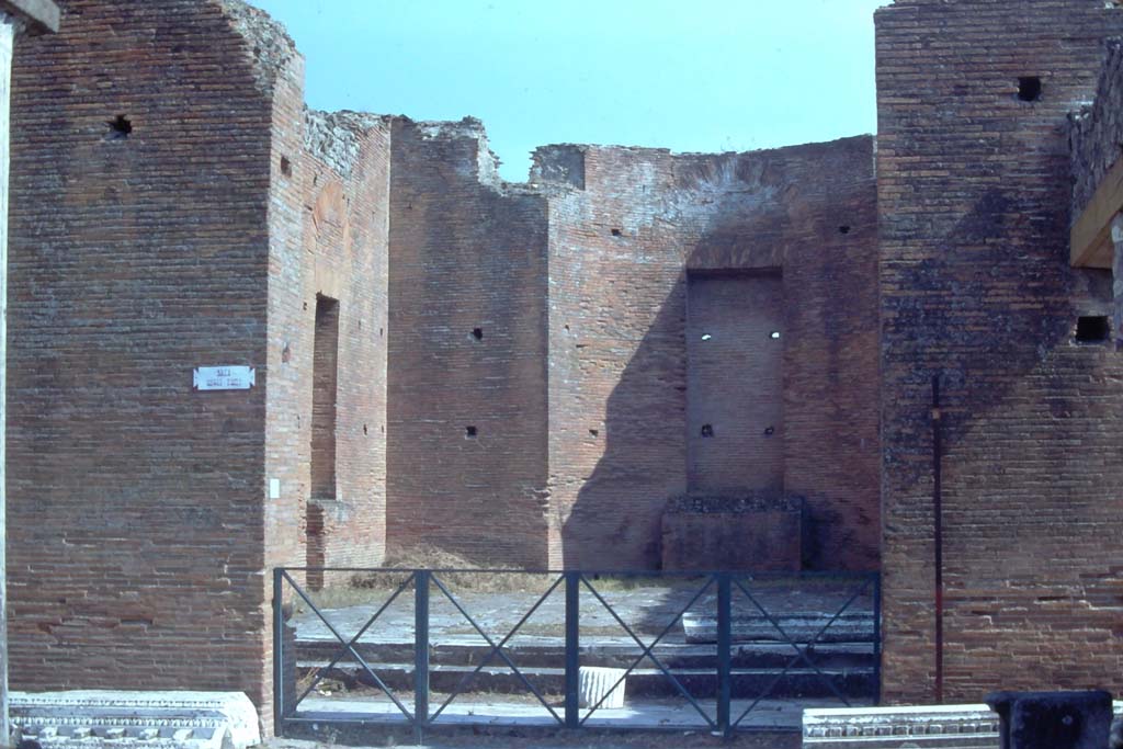 VIII.2.6, Pompeii, 7th August 1976. Looking south-east across entrance doorway. The name-plaque at the entrance gives the appellation “Sala degli Edili”.
Photo courtesy of Rick Bauer, from Dr George Fay’s slides collection.
