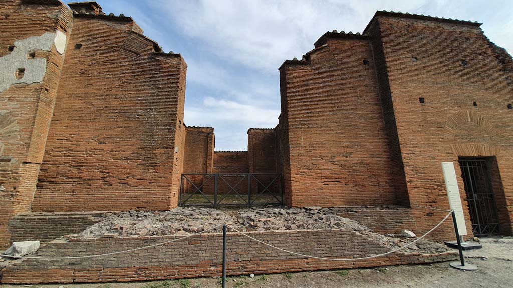 VIII.2.8 Pompeii. August 2021. Looking towards entrance doorway on south side of Forum, with VIII.2.7, on right.
Foto Annette Haug, ERC Grant 681269 DÉCOR.
