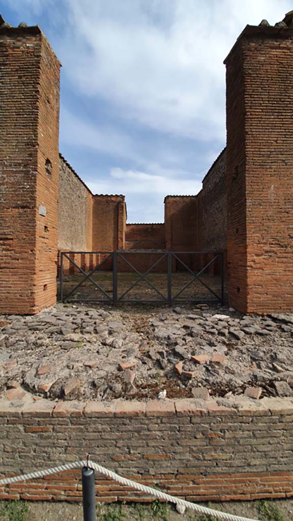 VIII.2.8 Pompeii. August 2021. Looking south through entrance doorway.
Foto Annette Haug, ERC Grant 681269 DÉCOR.
