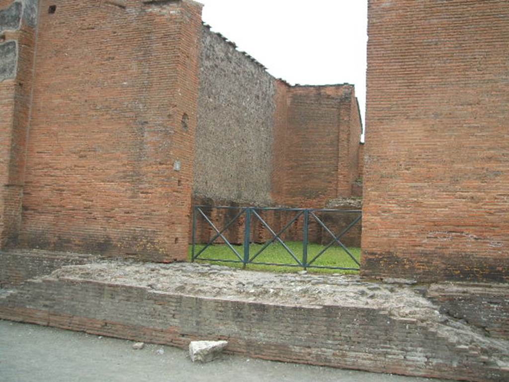 VIII.2.8 Pompeii. May 2005. Looking south-east.