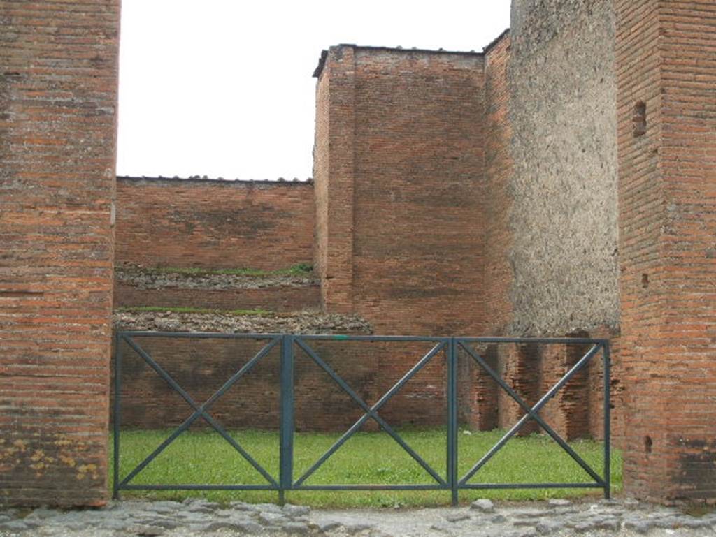 VIII.2.8 Pompeii. May 2005. Looking south-west.

