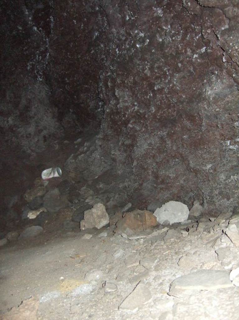 VIII.2.39 Pompeii. May 2006.  Inside “hole in wall”, at end of corridor.