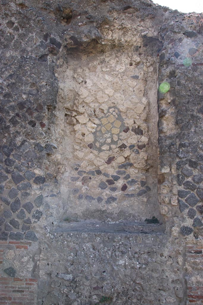 VIII.3.1 Pompeii. December 2006. Podium or platform with large niche on south wall.