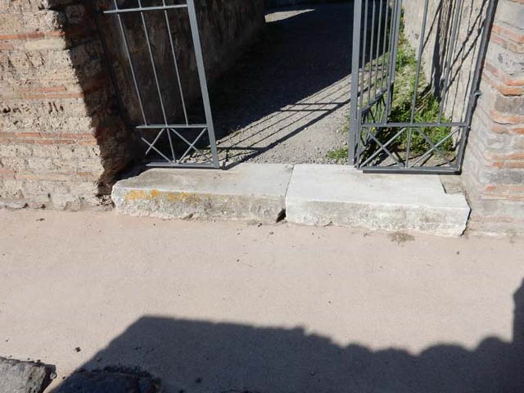 VIII.3.14 Pompeii. September 2005. Looking west towards entrance doorway and south wall of fauces/corridor.