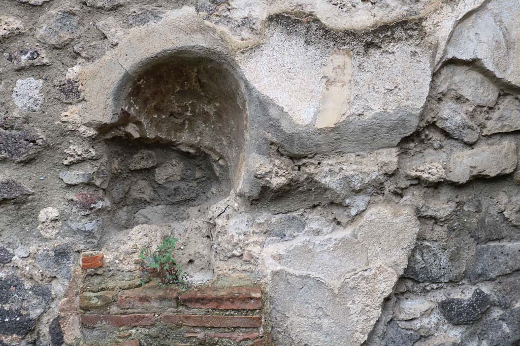 VIII.4.12, Pompeii. December 2018. 
Niche and surrounding remaining plaster of the lararium painting. Photo courtesy of Aude Durand.
