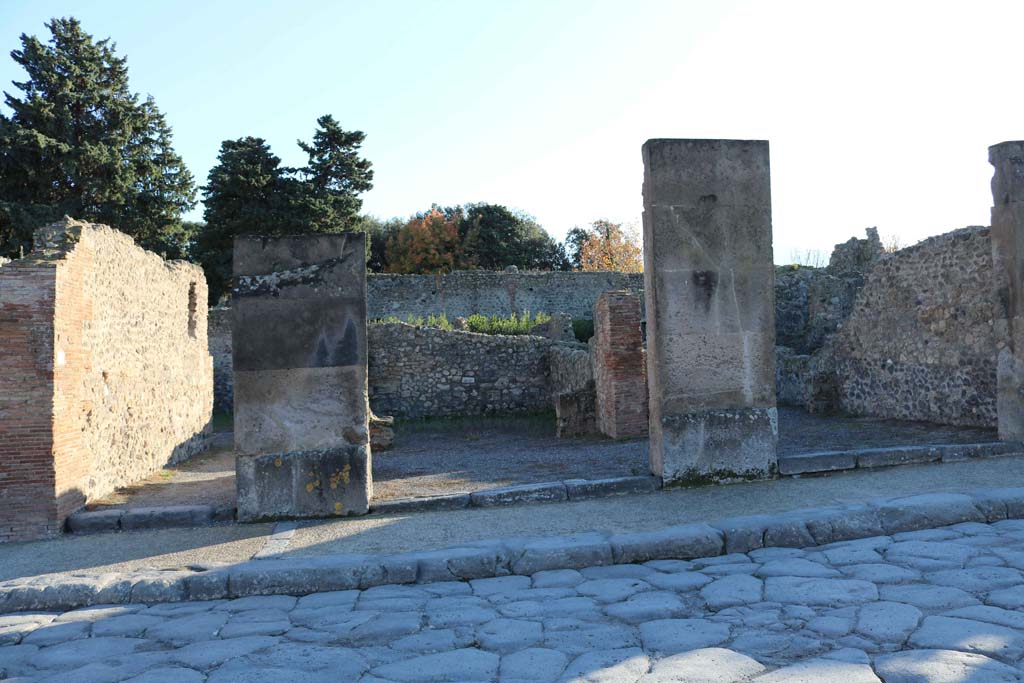 Via dell’Abbondanza, south side, Pompeii. December 2018. 
Looking south towards VIII.5.24, on left, VIII.5.23, in centre, and VIII.5.22, on right. Photo courtesy of Aude Durand.
