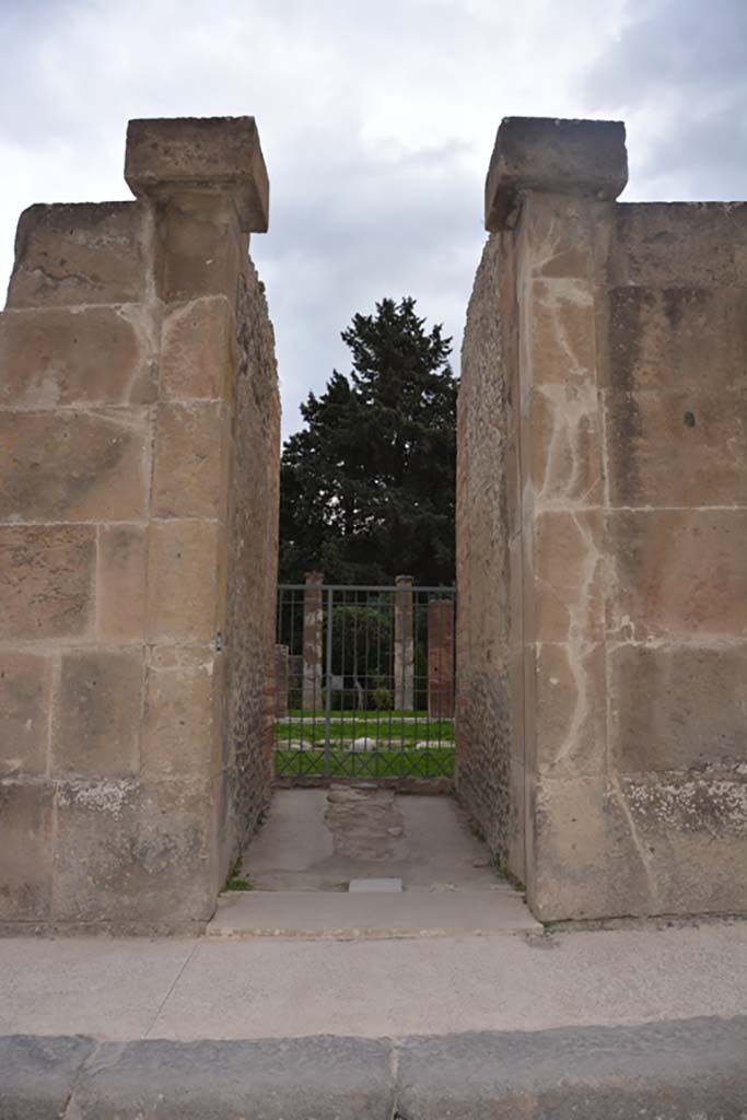 VIII.5.28 Pompeii. October 2017. Looking south through entrance doorway.
Foto Annette Haug, ERC Grant 681269 DÉCOR.
