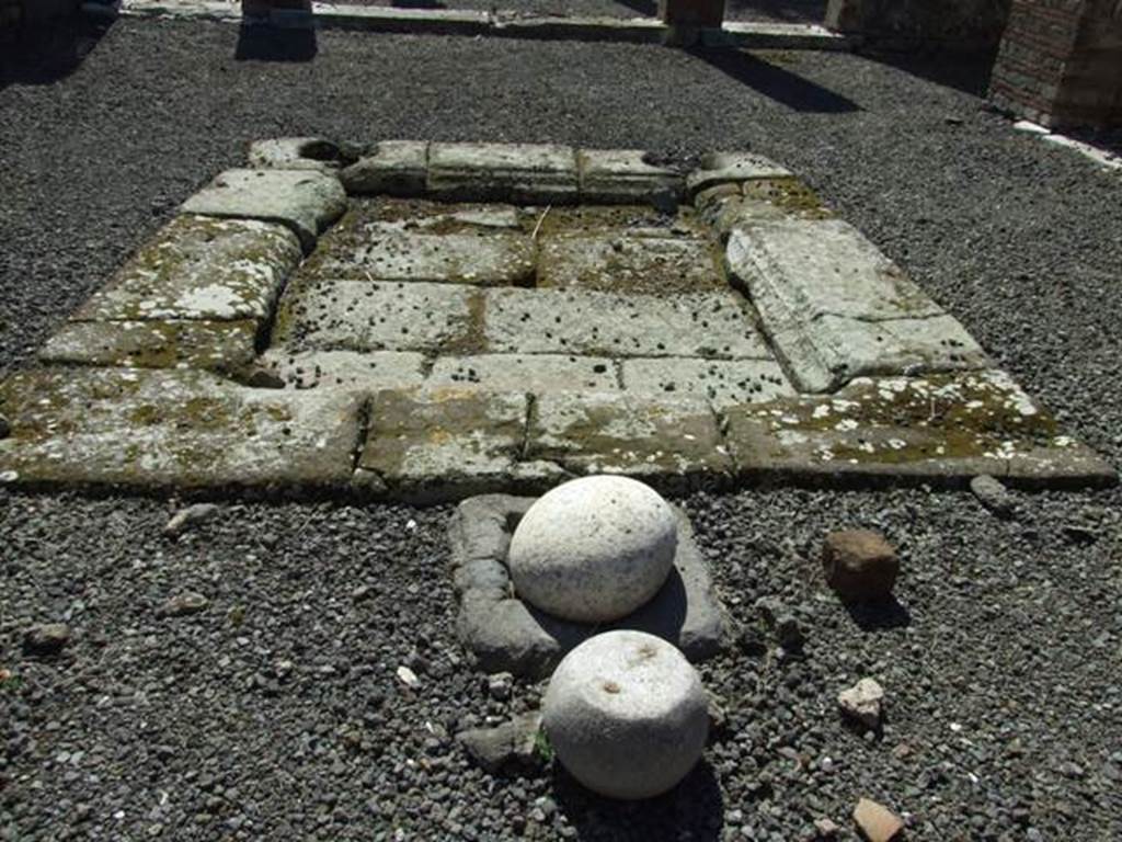 VIII.5.28 Pompeii.  March 2009. Room 1. Atrium.  Impluvium.